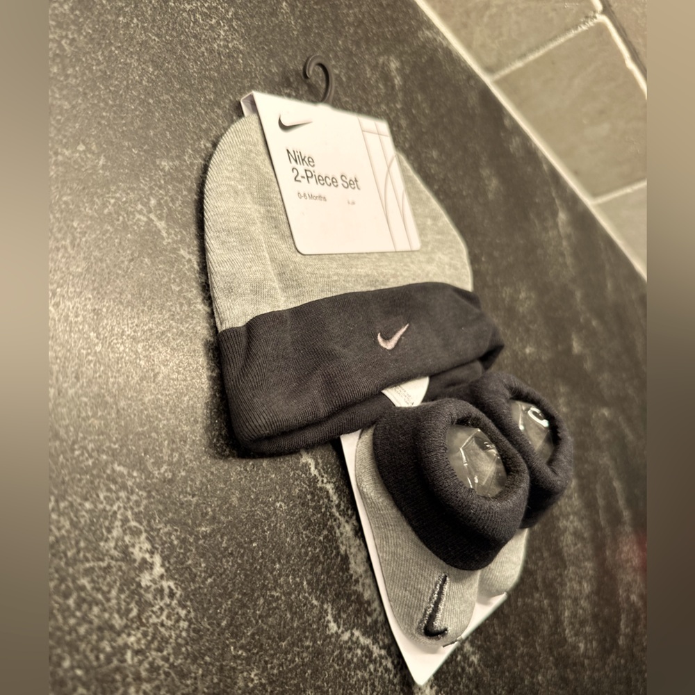 Nike newborn hat/sock set